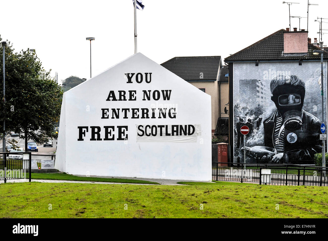 Derry, Londonderry, Irlanda del Nord, Regno Unito. 18 Settembre, 2014. Bogside dorsi indipendenza scozzese, Derry, Londonderry, Irlanda del Nord - 18 settembre. Il Bogside iconici Free Derry Wall landmark è temporaneamente cambiata per il supporto " sì " campagna in Scozia. Credito: George Sweeney / Alamy Live News Foto Stock