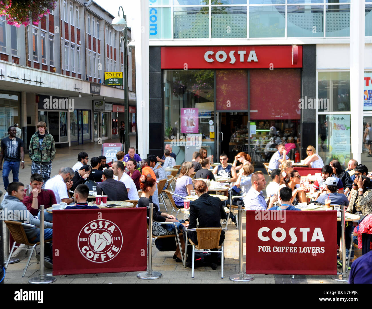 Crawley West Sussex Regno Unito - Costa Coffee cafe con gente seduta al di fuori nella stagione calda Foto Stock