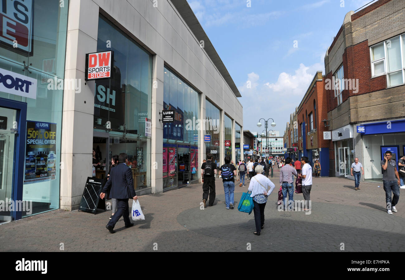 Crawley West Sussex Regno Unito - il vecchio centro shopping precinct Foto Stock