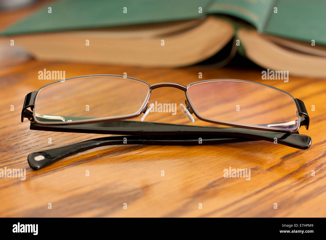 Prenota con gli occhiali da lettura su legno Foto Stock