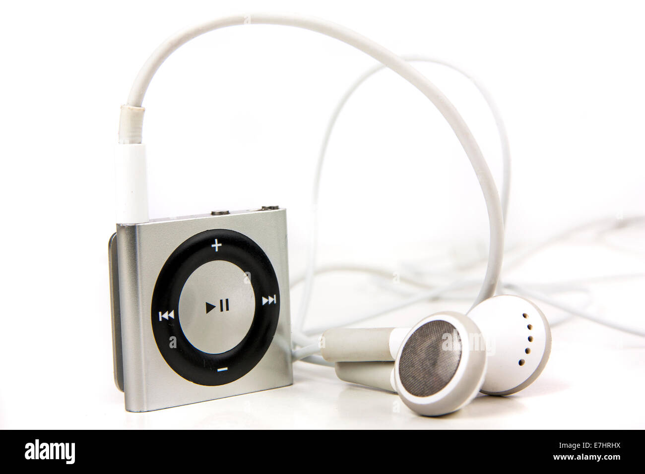 IPod shuffle con auricolari isolati su sfondo bianco Foto Stock