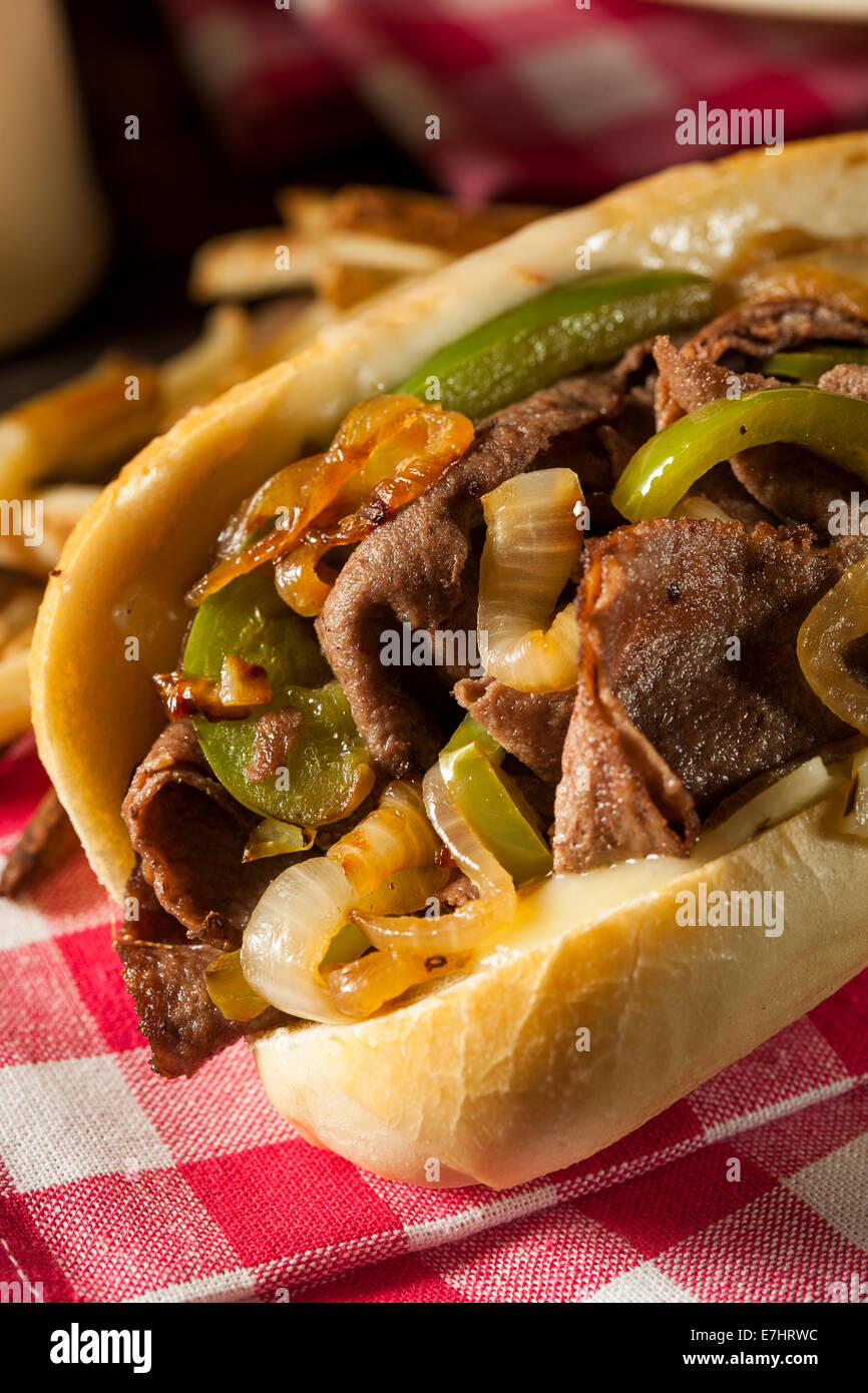 In casa Philly Cheesesteak sandwich con le cipolle e i peperoni Foto Stock