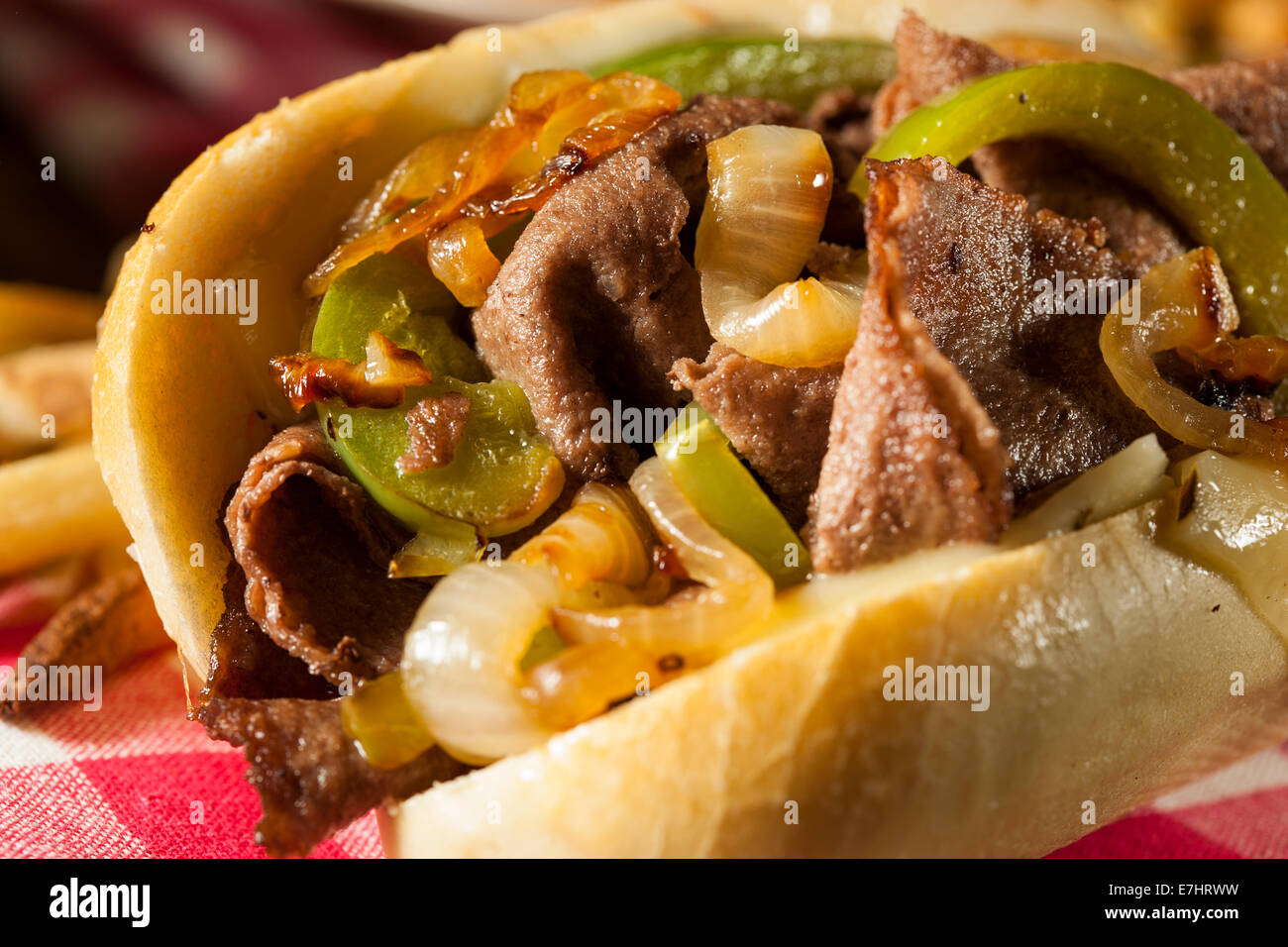 In casa Philly Cheesesteak sandwich con le cipolle e i peperoni Foto Stock