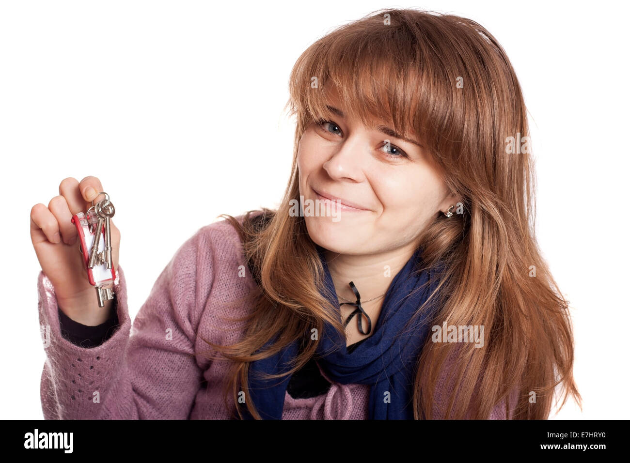 Attraente donna sorridente con in mano una serie di chiavi isolato su bianco Foto Stock