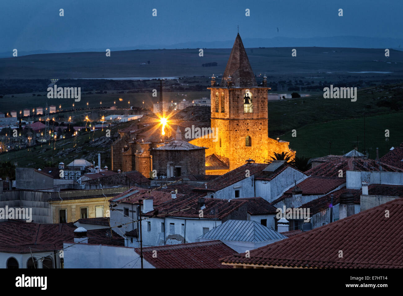 L'architettura storica della Chiesa di Santiago e Caceres Spagna la sera con le luci della costruzione su Foto Stock