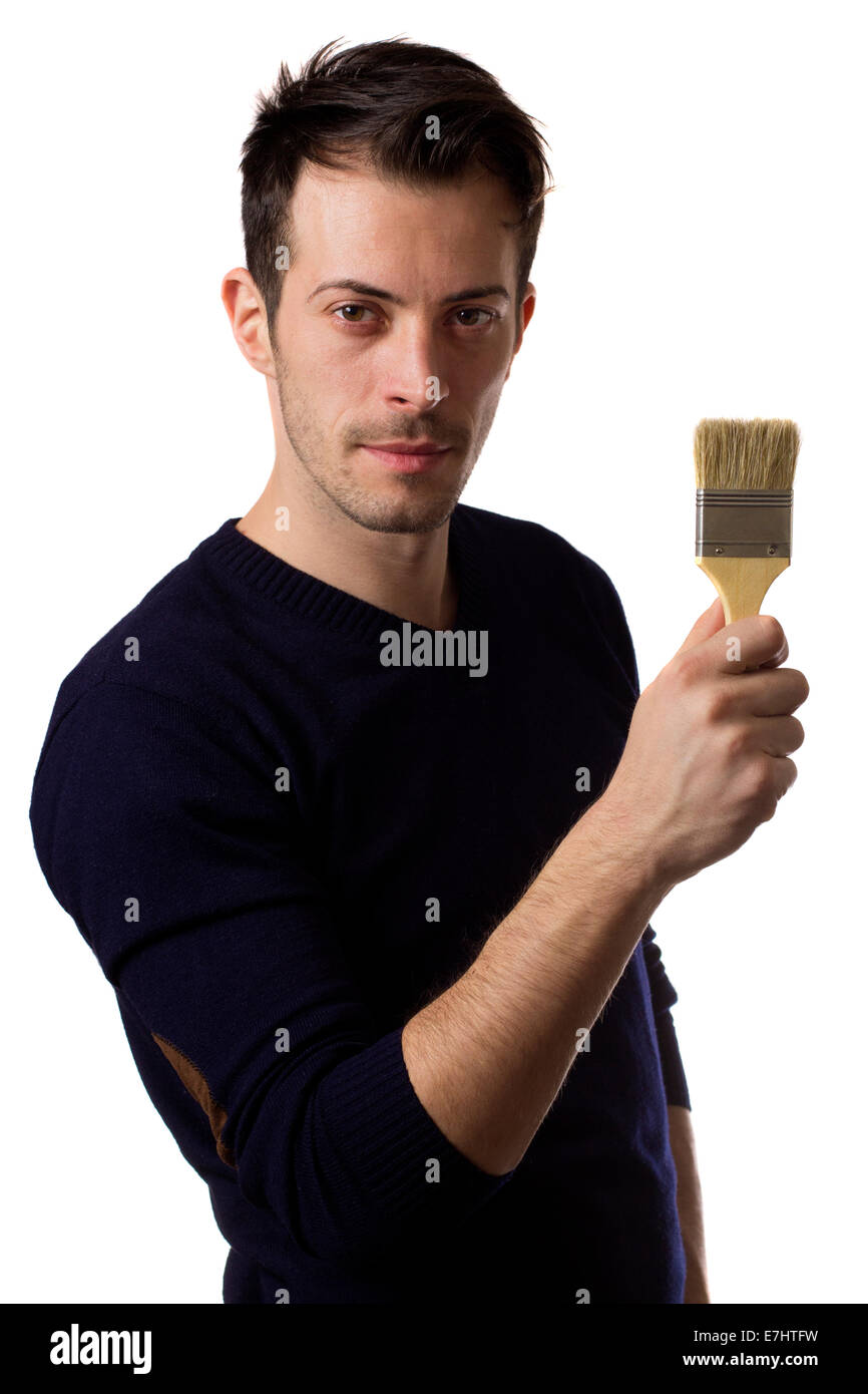 Uomo informale tenendo un pennello in mano isolate su sfondo bianco Foto Stock