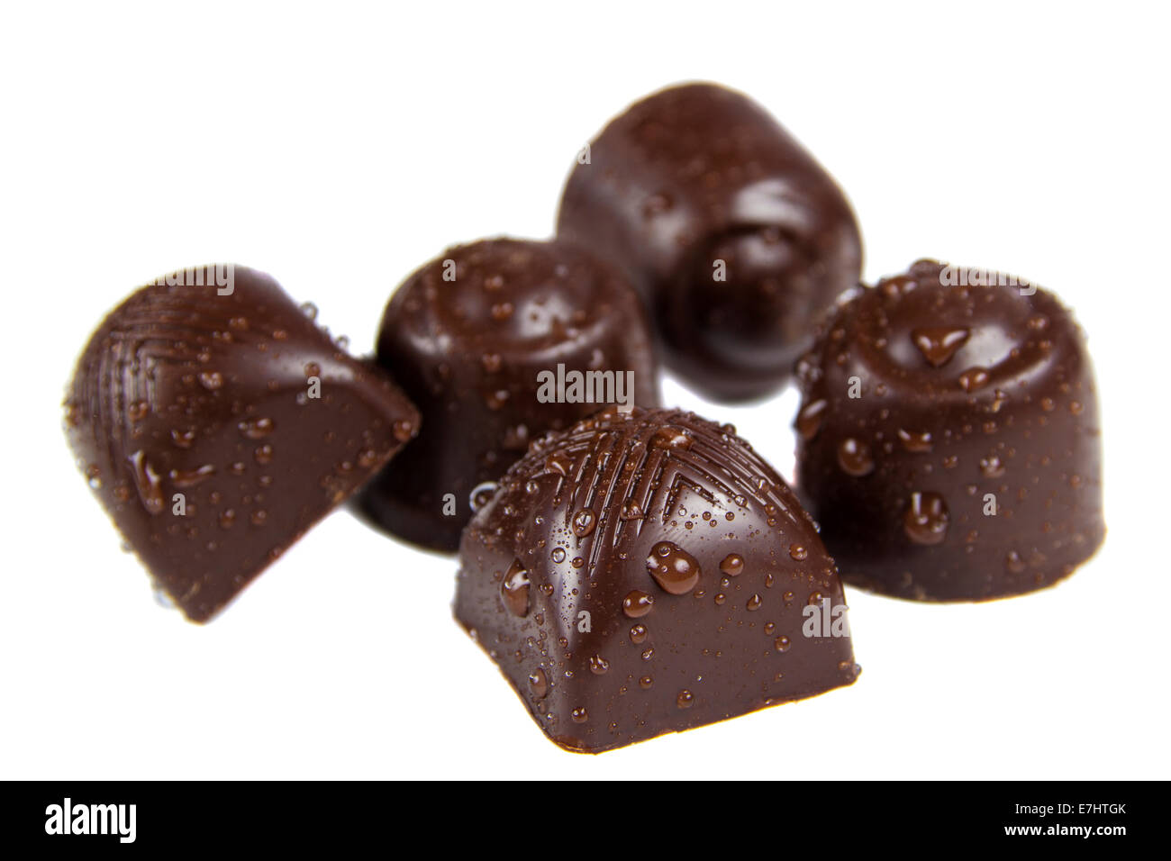 Deliziosi cioccolatini isolati su sfondo bianco Foto Stock