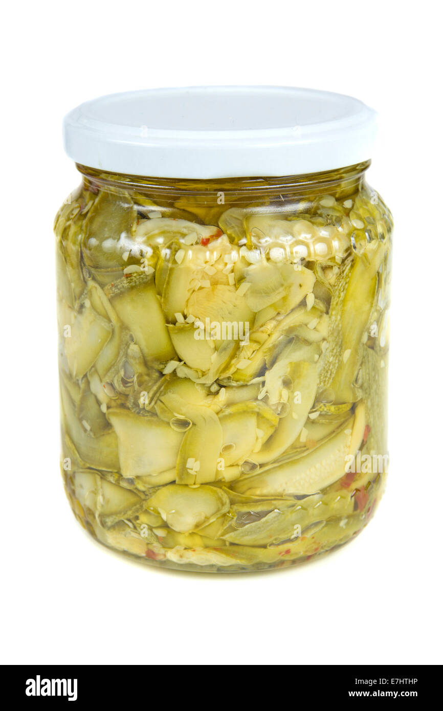 Vaso di vetro con zucchine marinate isolate su sfondo bianco Foto Stock