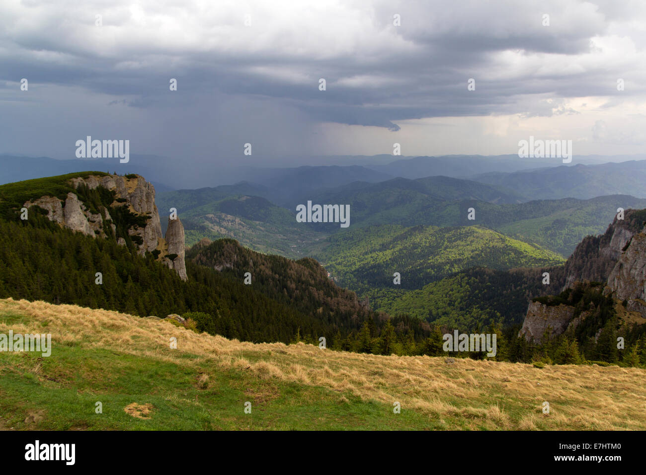 Panorama di montagne dei Carpazi, Ceahlau, Romania Foto Stock