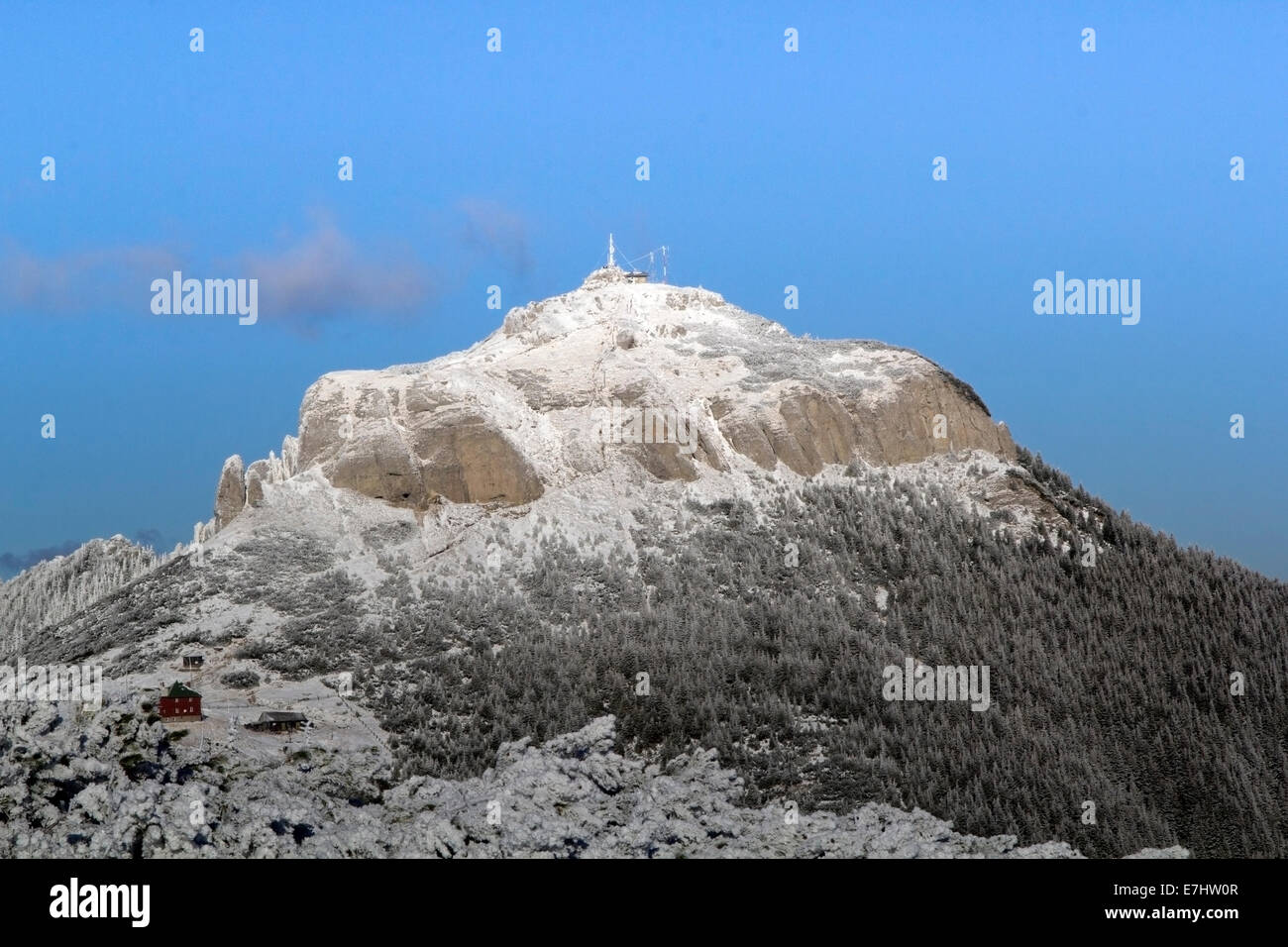 Montagna Ceahlau Toaca con picco nei Carpazi romeni in inverno Foto Stock