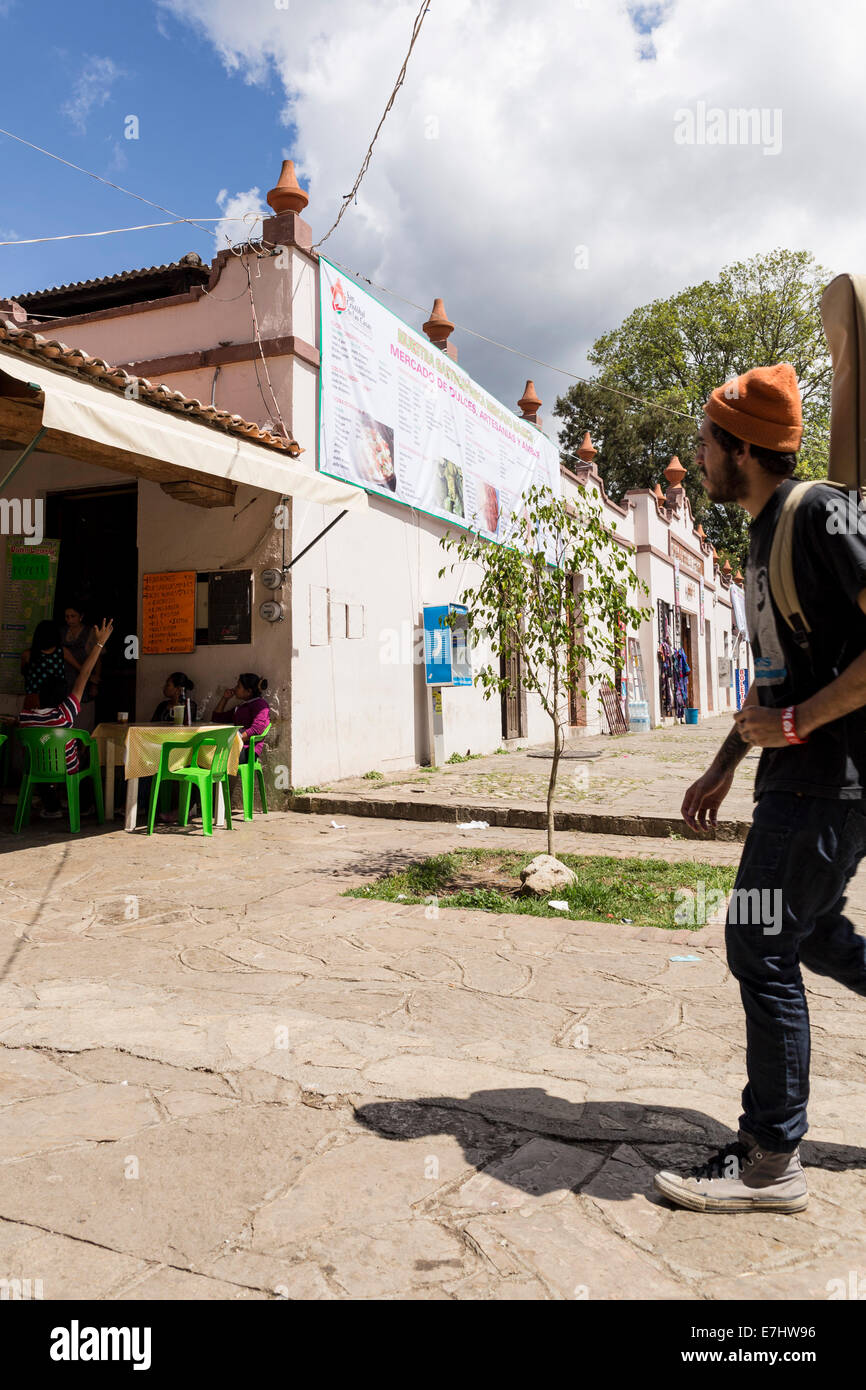 Saccopelisti a piedi di San Cristobal de las Casas Del Mercato - il Mercado de Dulces Aresanias y. In Chiapas, Messico. Foto Stock