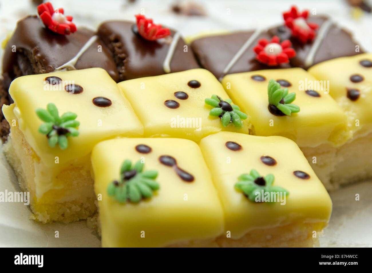 Torta di giallo con limone e altre torte al cioccolato su una piastra bianca Foto Stock