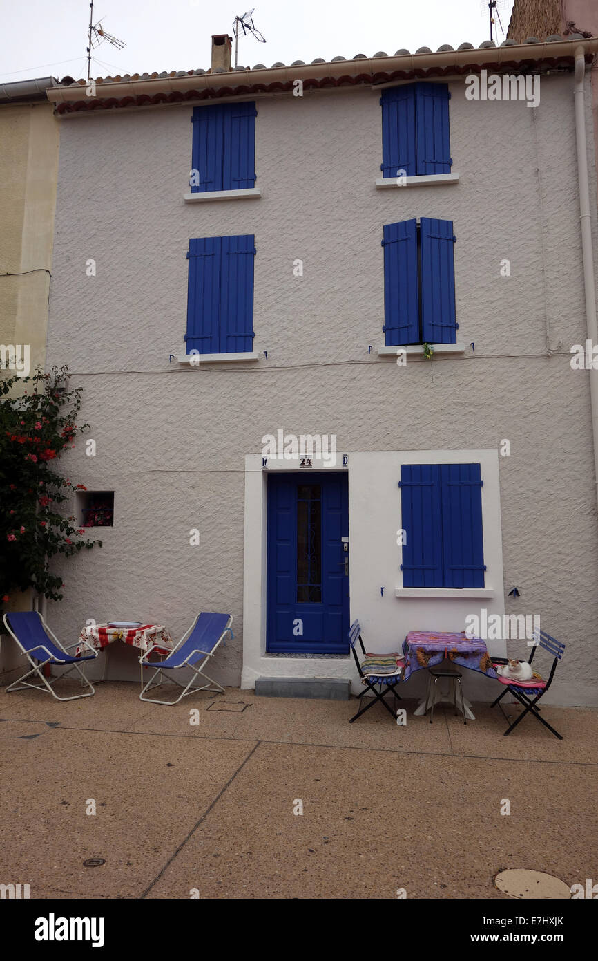 Affascinante e pittoresca, pastello/sorbetto di case colorate con persiane contrastanti, pittoresco, tetti in terracotta con persiane di contrasto Foto Stock