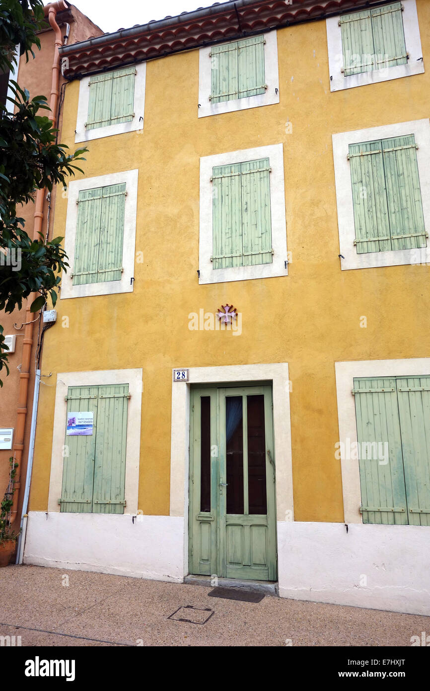 Affascinante e pittoresca, pastello/sorbetto di case colorate con persiane contrastanti, pittoresco, tetti in terracotta con persiane di contrasto Foto Stock