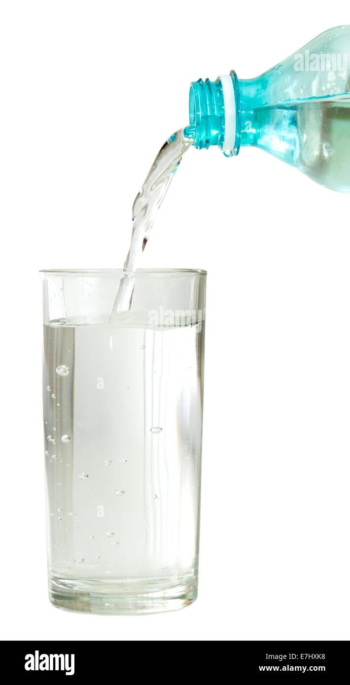 Acqua pulita che scorre nella bottiglia isolate su sfondo bianco Foto Stock
