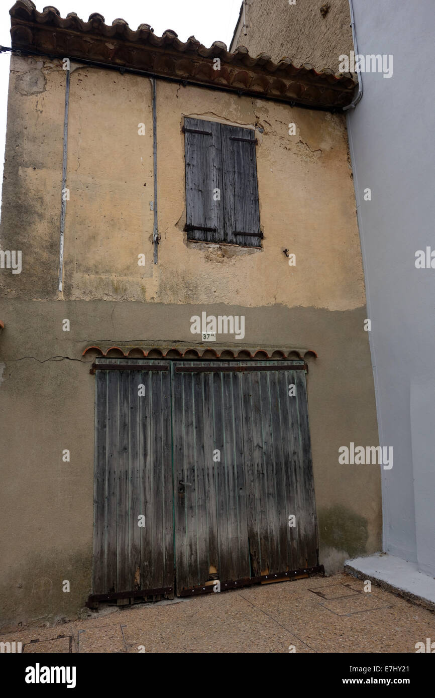 Affascinante e pittoresca, pastello/sorbetto di case colorate con persiane contrastanti, pittoresco, tetti in terracotta con persiane di contrasto Foto Stock