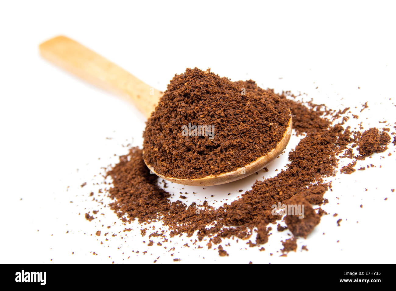 Il caffè sul cucchiaio di legno isolato su sfondo bianco Foto Stock
