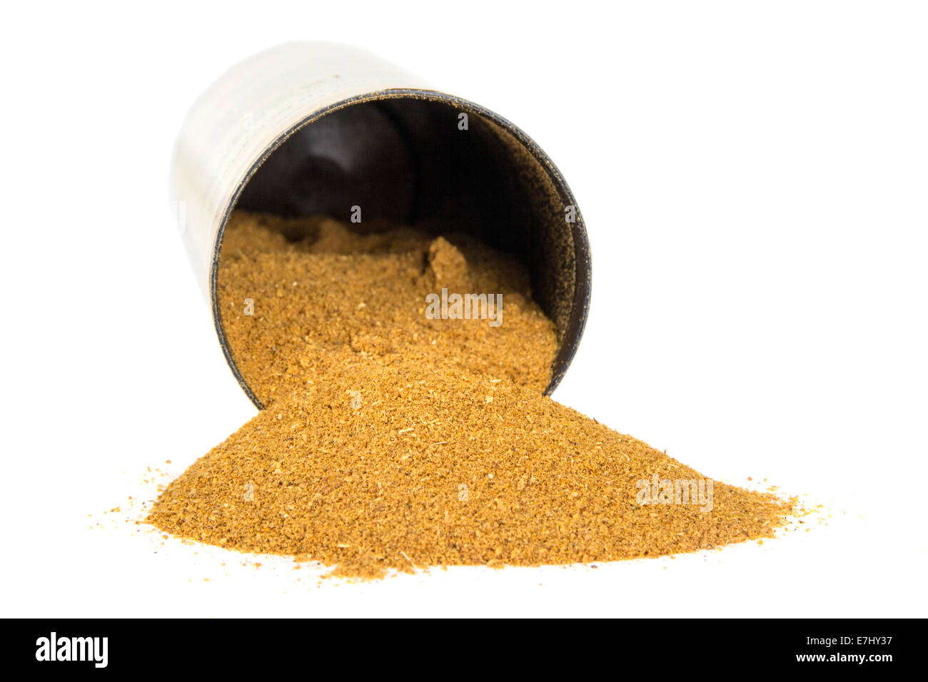 Curry in polvere fuoriuscita da un contenitore di spezie isolate su sfondo bianco Foto Stock