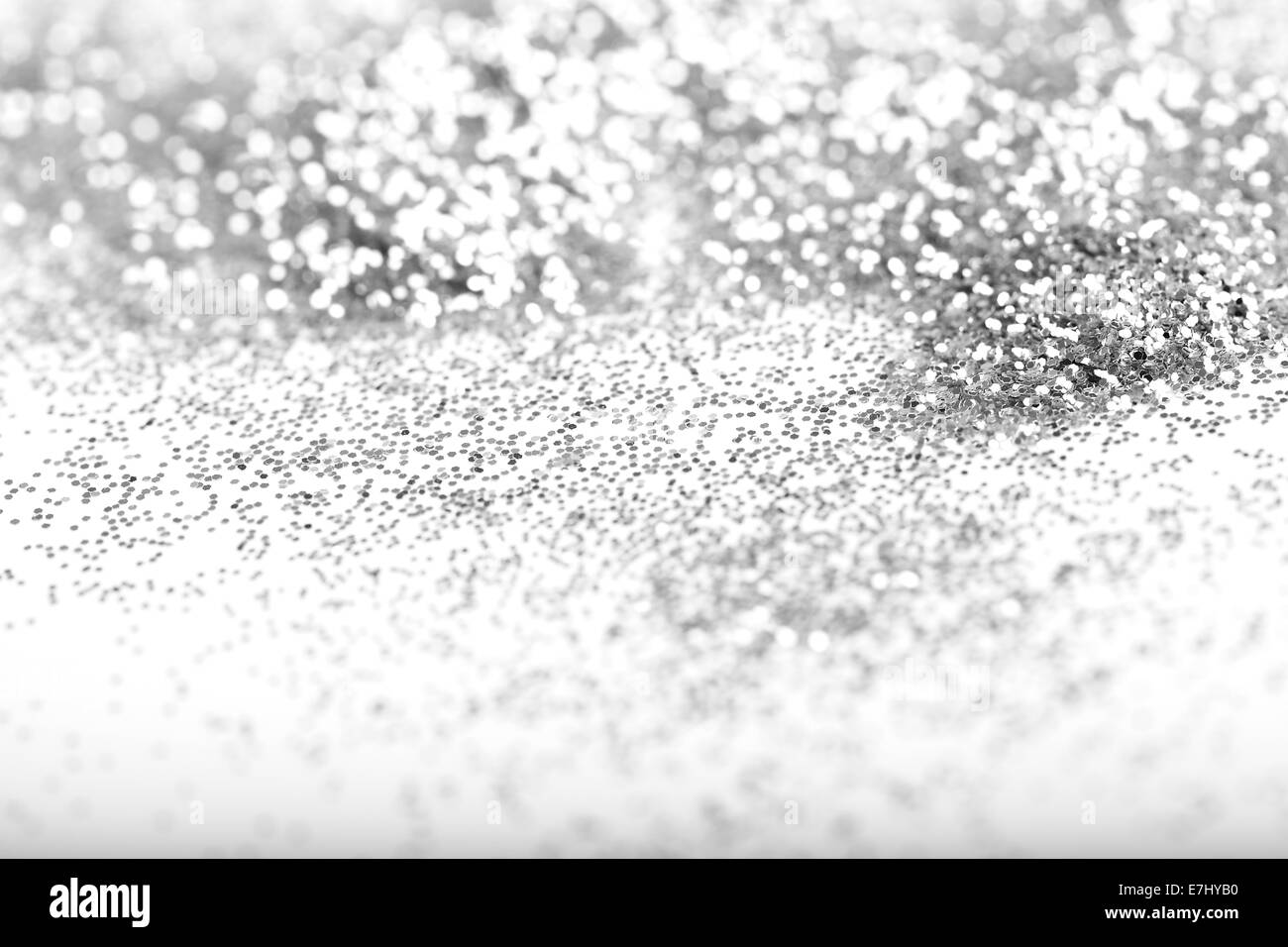 Primo piano della silver glitter su sfondo bianco Foto Stock