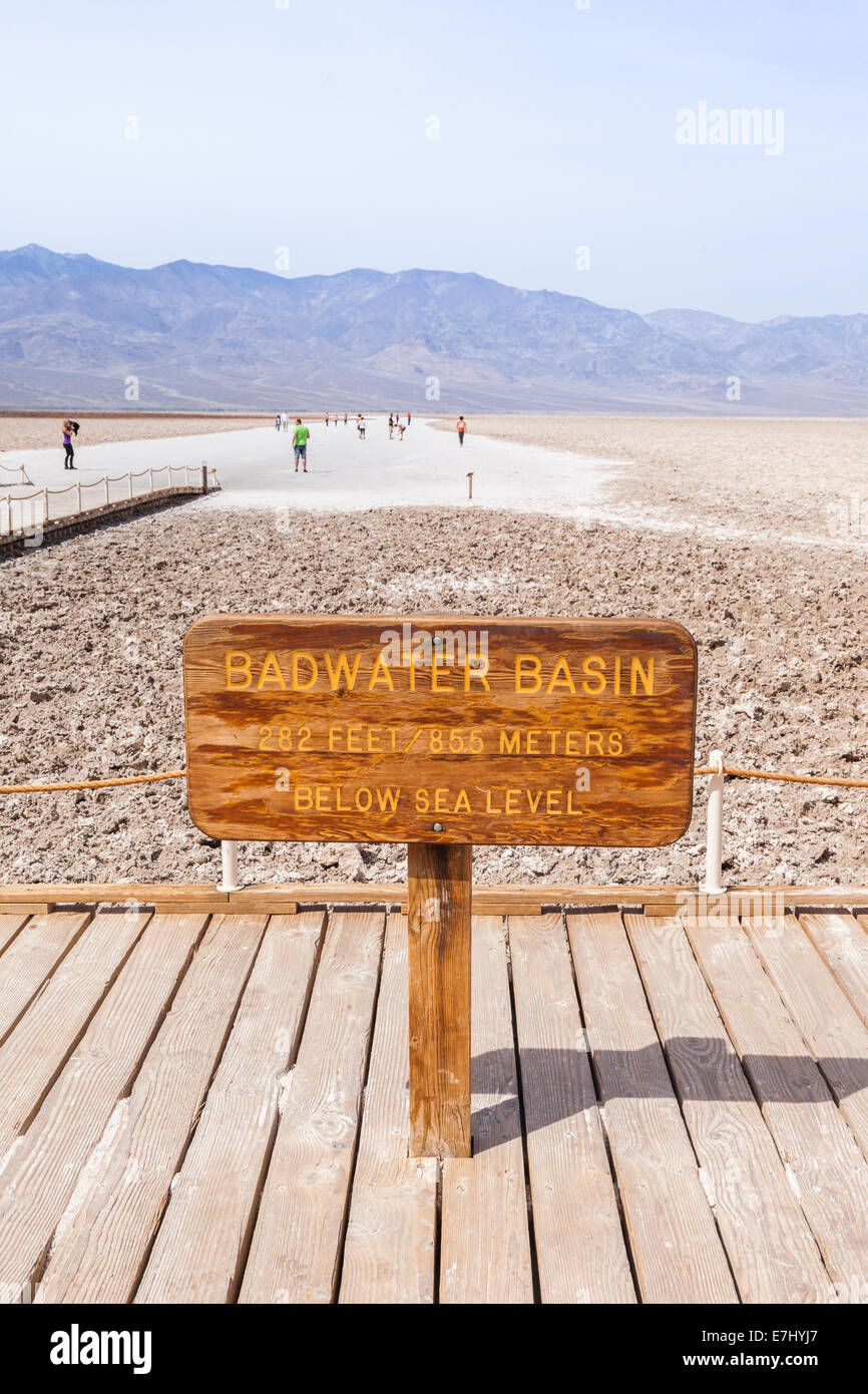 Cartello al bacino Badwater, Valle della Morte, il punto più basso negli Stati Uniti. Foto Stock