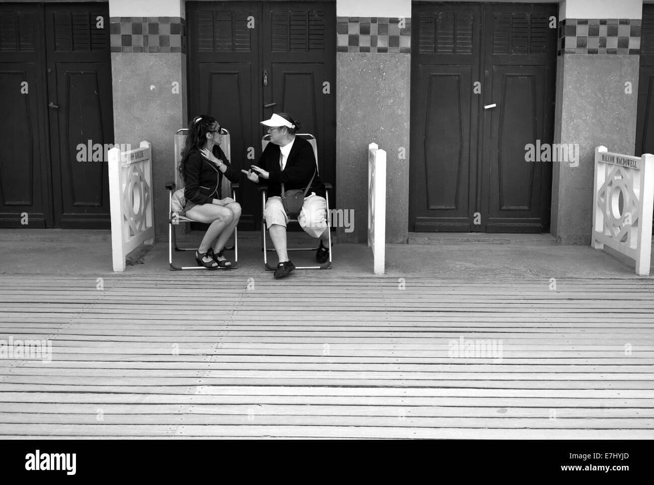 Giovane parlando "Les Planches' Boardwalk, Deauville, Francia Foto Stock