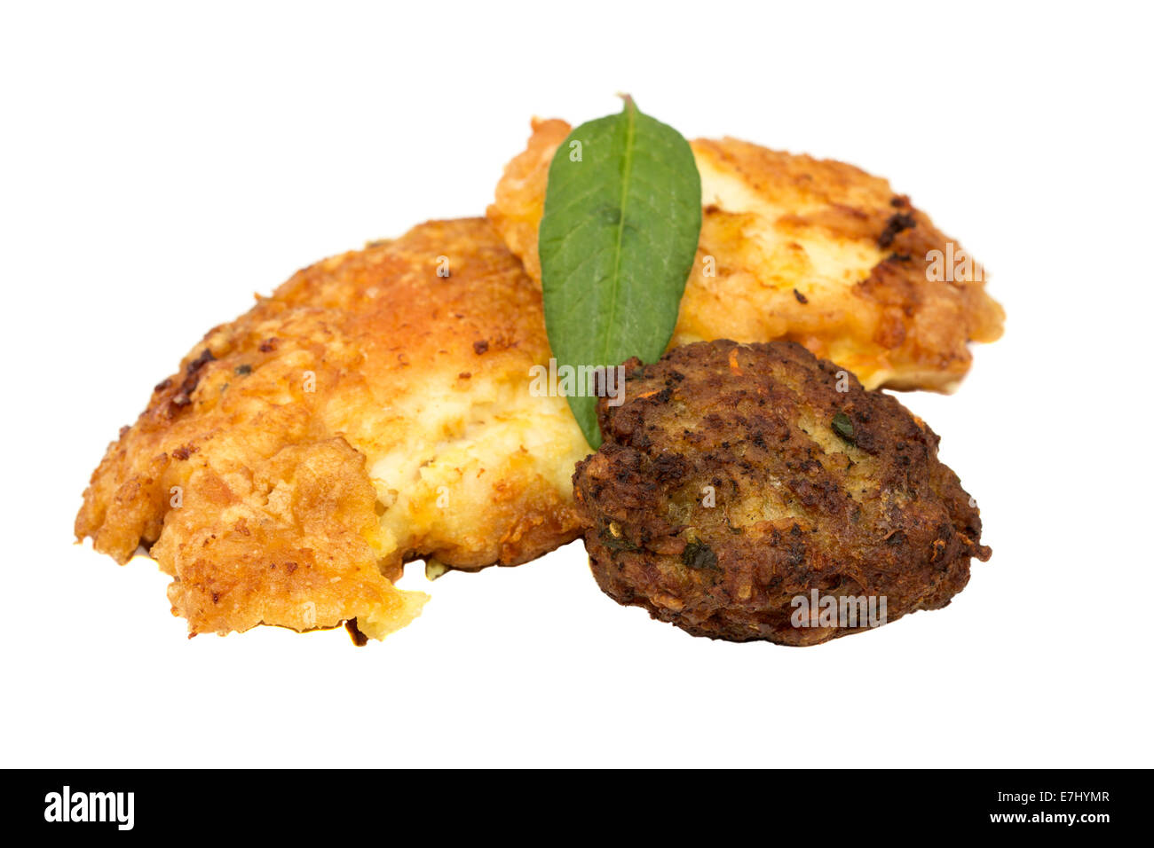 Polpette di pollo e schnitzel isolate su sfondo bianco Foto Stock