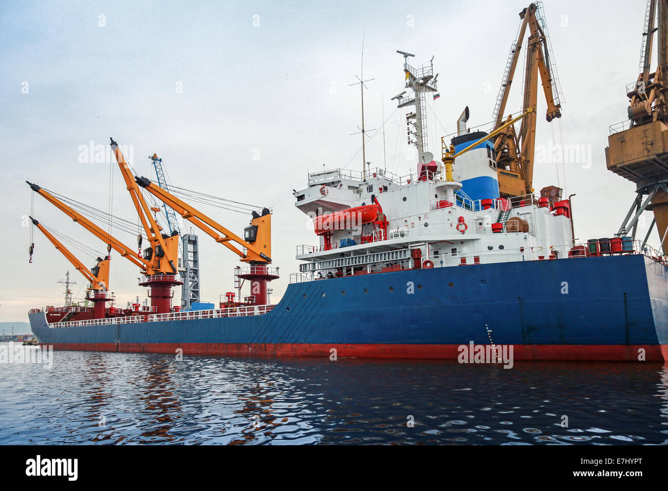 Industriali blu nave da carico è carico nel porto di Varna Foto Stock