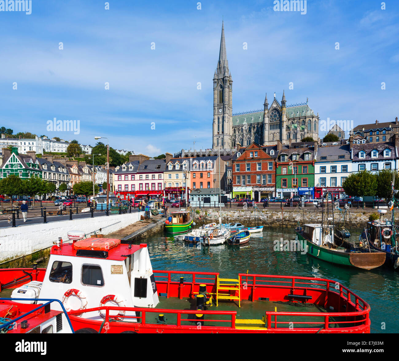Il porto e la St Colman's Cathedral, Cobh, nella contea di Cork, Repubblica di Irlanda Foto Stock