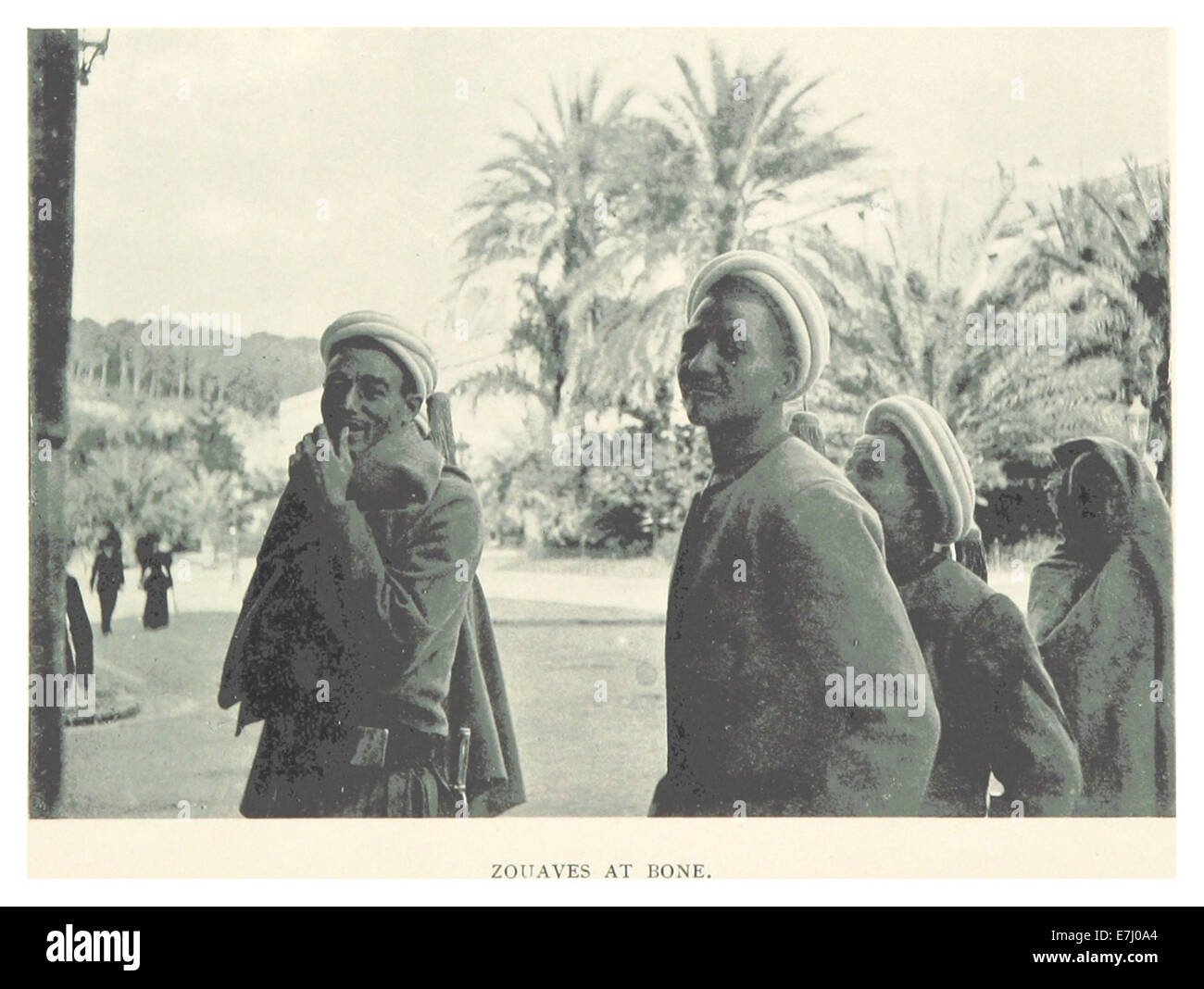 Un'illustrazione e una mappa di LAMBART (1895) che mostra gli Zouaves a Bone, un evento storico che documenta il ruolo delle truppe francesi in Nord Africa, in particolare in Bone (l'odierna Algeria). Foto Stock