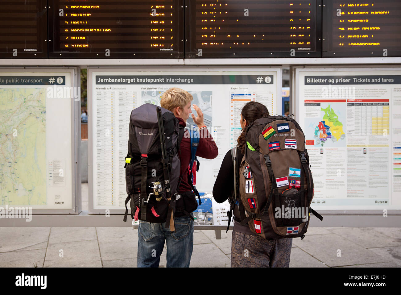 Backpackers controllare i loro piani di viaggio Foto Stock