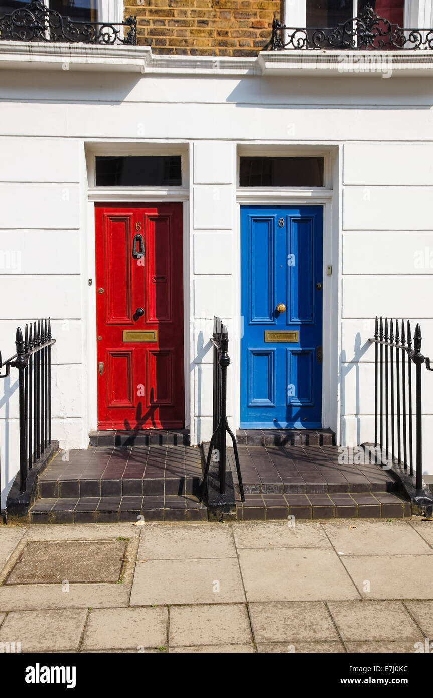 Rosso e blu della porta anteriore, Londra England Regno Unito Regno Unito Foto Stock