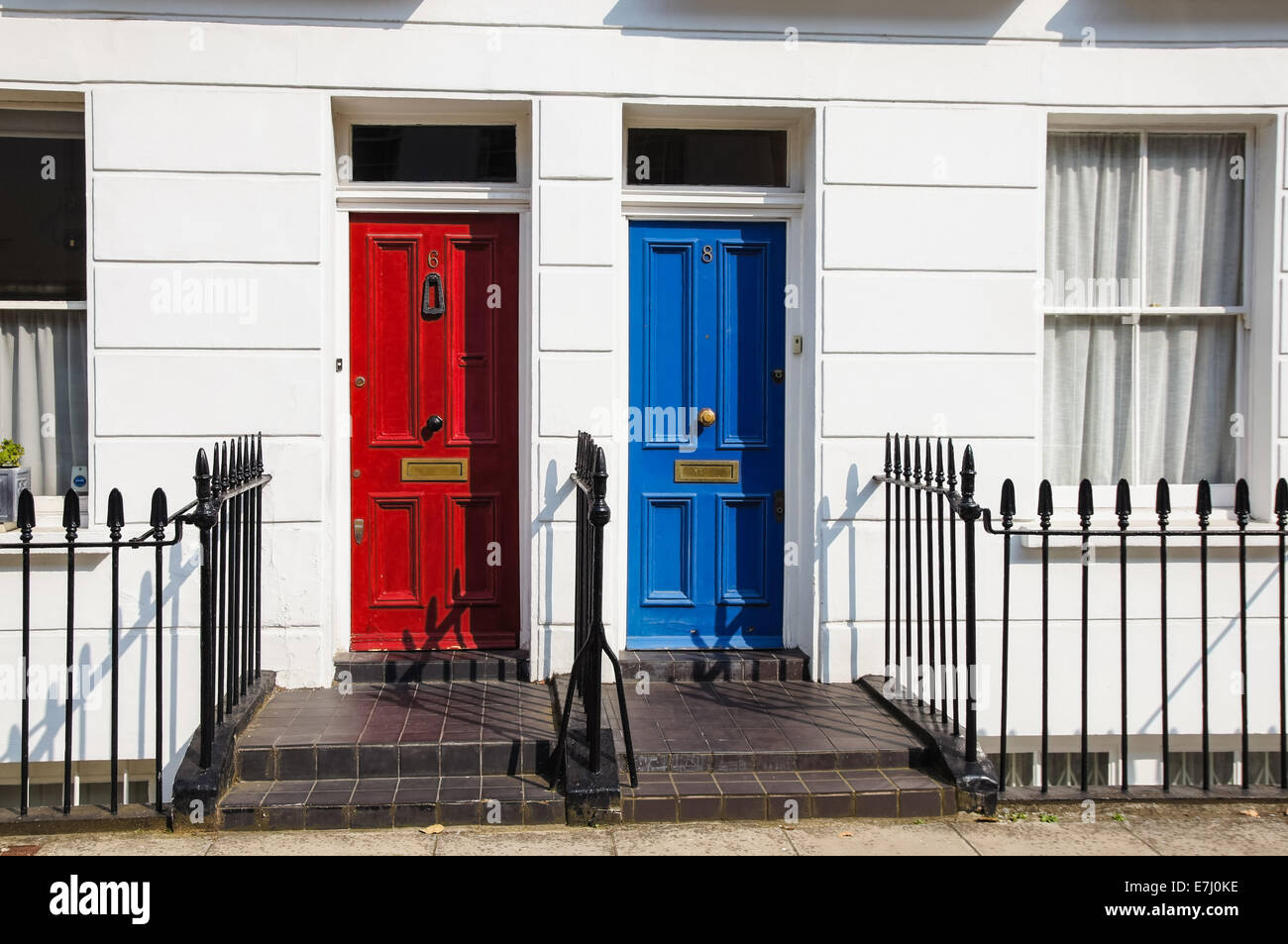 Porte classiche vittoriane di fronte casa a schiera a Londra Inghilterra Regno Unito Foto Stock