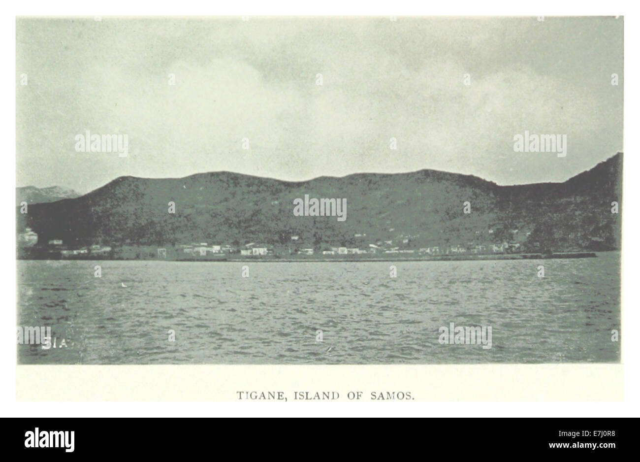 Questa illustrazione del 1897 di Lambart raffigura Tigane, un villaggio situato sull'isola di Samo, in Grecia, che mostra la sua bellezza naturale e le sue caratteristiche architettoniche. Foto Stock