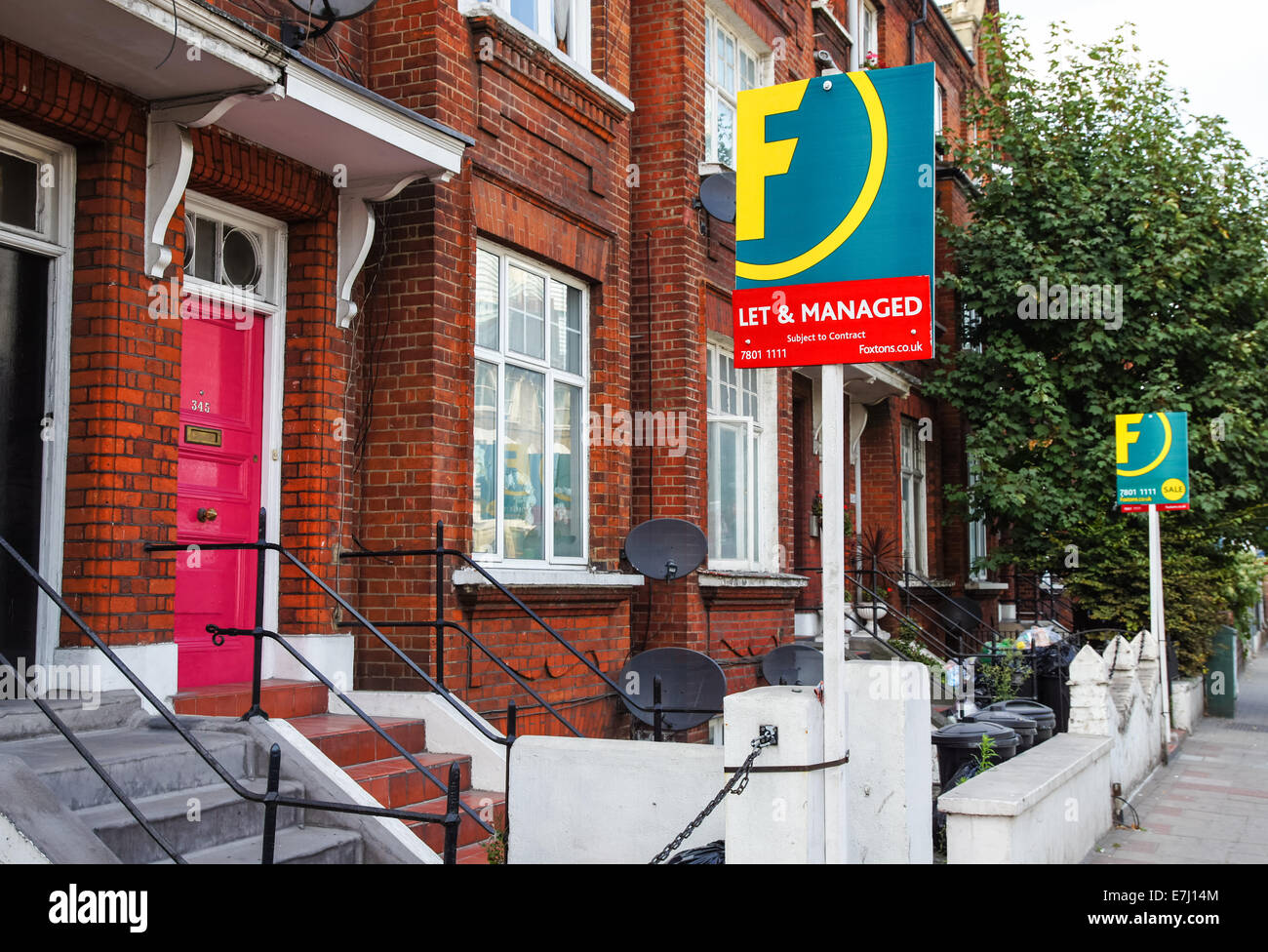 Foxtons immobili segni di lasciare esterno case a schiera in South London Inghilterra Regno Unito Regno Unito Foto Stock