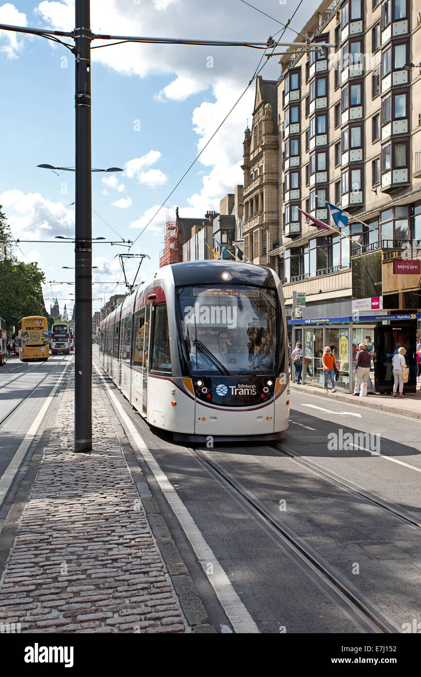Un tram su Princes Street, Edimburgo, Scozia. Foto Stock