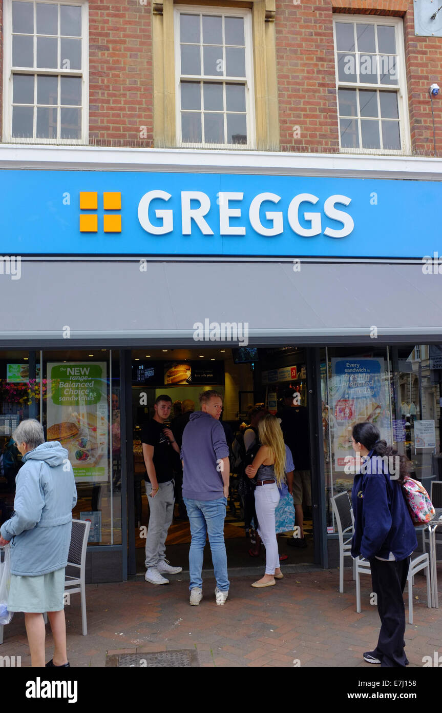 La gente in coda a Greggs sandwich shop caffetteria in Aylesbury Foto Stock