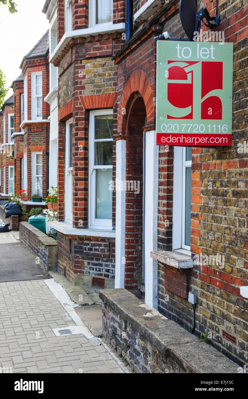Un cartello immobiliare per lasciare fuori case a schiera in South London Inghilterra Regno Unito Regno Unito Foto Stock