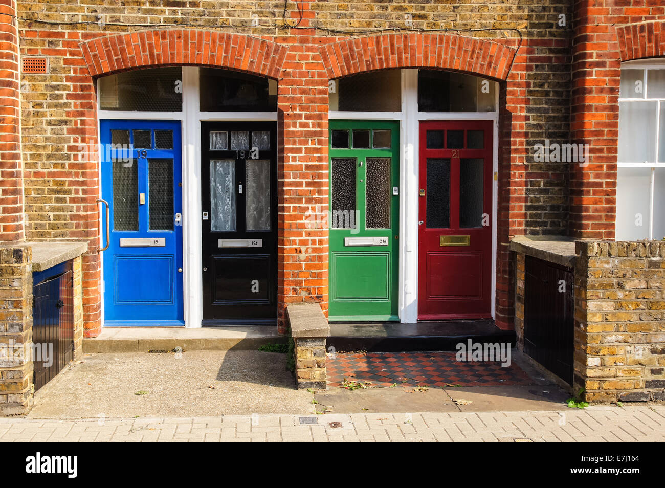 Rosso, nero, verde e blu della porta anteriore, Londra England Regno Unito Regno Unito Foto Stock