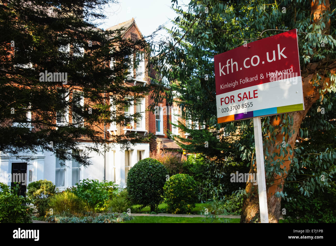 Un cartello immobiliare in Vendita fuori casa a schiera in South London Inghilterra Regno Unito Regno Unito Foto Stock
