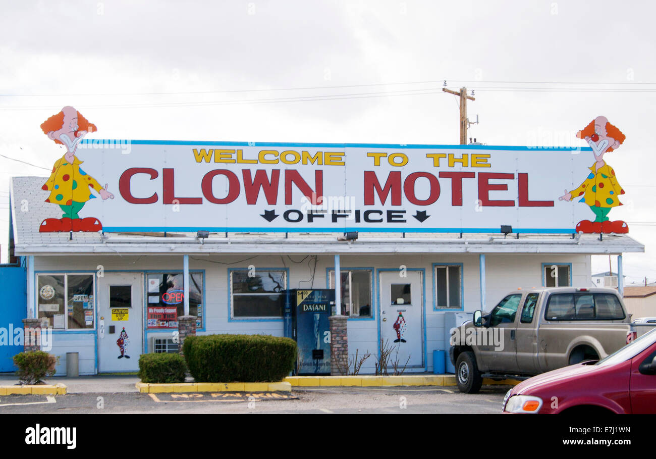 Il Clown Motel di Tonopah, Nevada, è una stravagante attrazione lungo la strada piena di cimeli da clown, accanto a un cimitero storico. Foto Stock