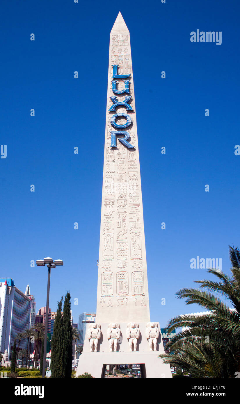 Il casinò Luxor di Las Vegas, Nevada, si distingue per la sua enorme forma piramidale e il fascio luminoso luminoso, una vera icona della Strip. Foto Stock