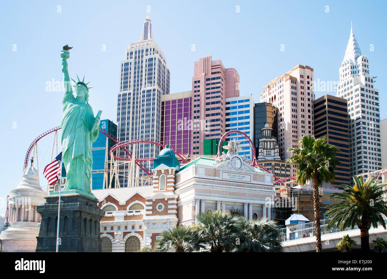 Il casinò New York-New York a Las Vegas, Nevada, ricrea lo skyline di Manhattan con le repliche della Statua della libertà e del Ponte di Brooklyn. Foto Stock