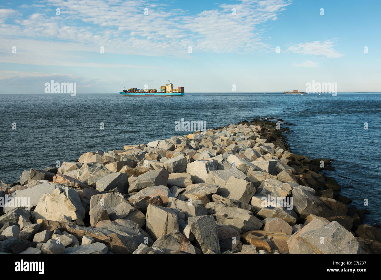 Una nave da carico passa sopra la sezione del tunnel della Chesapeake Bay Bridge Tunnel. Foto Stock