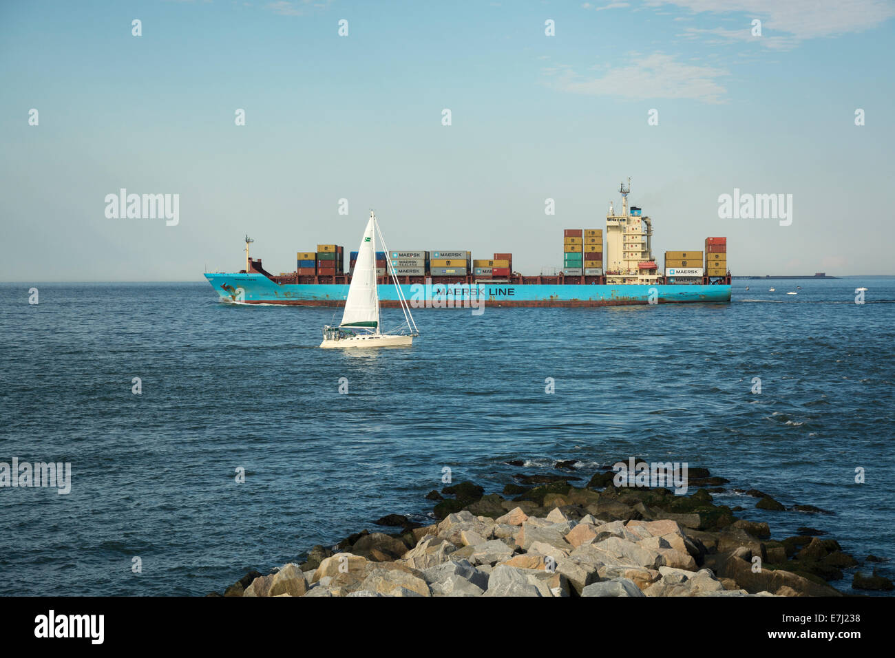 Una nave da carico passa sopra la sezione del tunnel della Chesapeake Bay Bridge Tunnel. Foto Stock