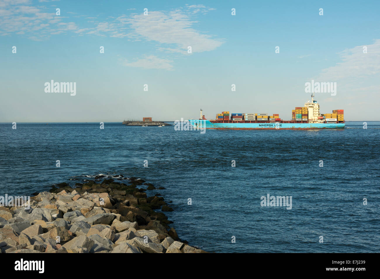 Una nave da carico passa sopra la sezione del tunnel della Chesapeake Bay Bridge Tunnel. Foto Stock