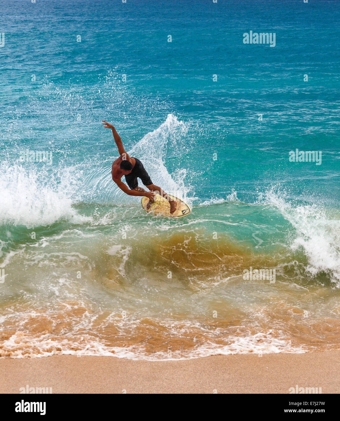 Skimboarder a Makena Beach a Maui Foto Stock