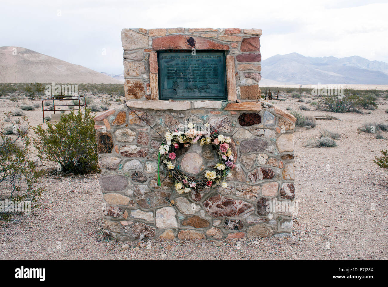 Tomba storica nell'antico cimitero di Rhyolite, Nevada, un inquietante ricordo della vita e della morte nella fiorente città fantasma del deserto. Foto Stock