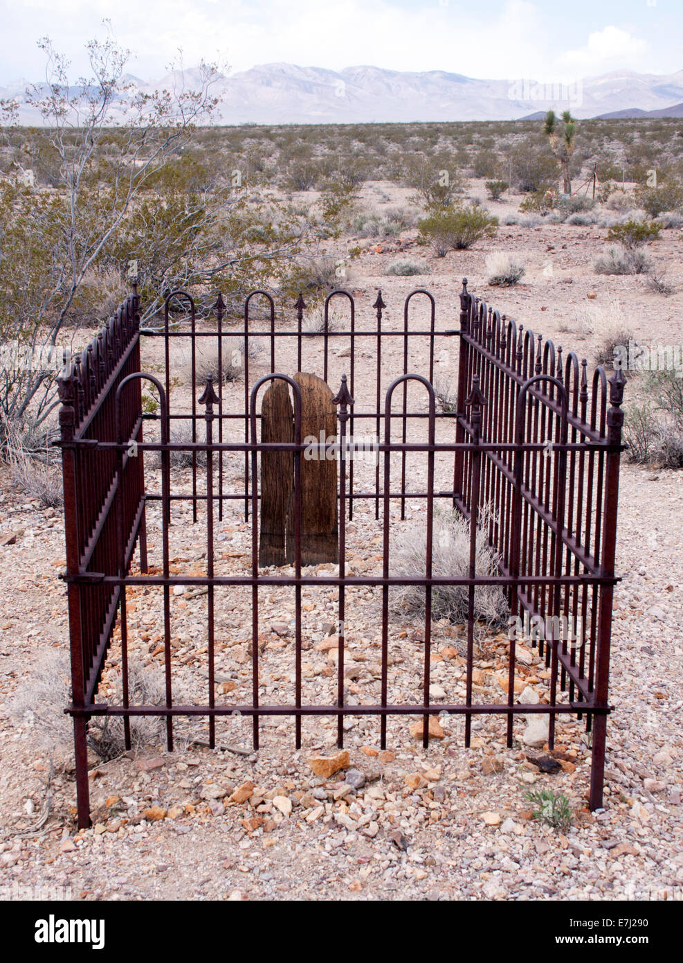 Tomba storica nell'antico cimitero di Rhyolite, Nevada, un inquietante ricordo della vita e della morte nella fiorente città fantasma del deserto. Foto Stock