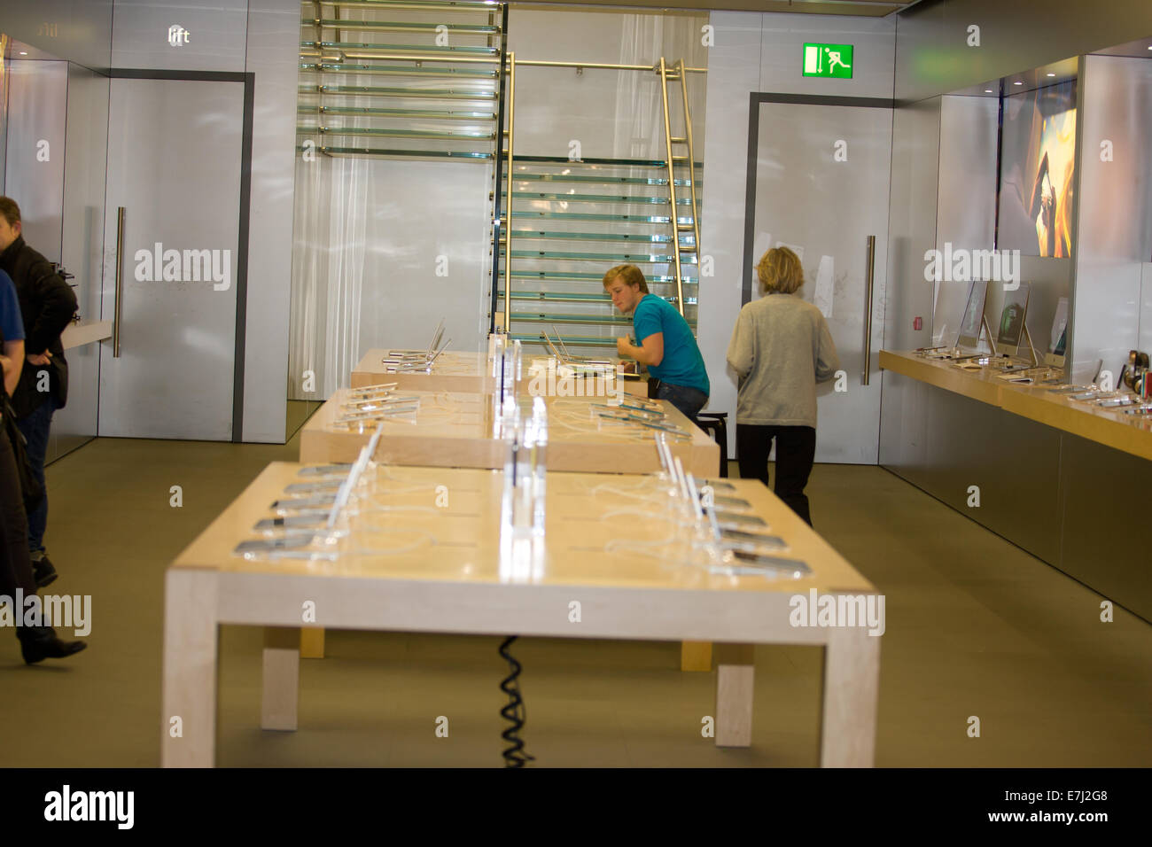 Blefast, Irlanda del Nord. 18 Settembre, 2014. All'interno dell'Apple shop a Belfast dove l'IPhone 6 presso il negozio Apple Store a Belfast a 8:00am Credito: Bonzo Alamy/Live News Foto Stock