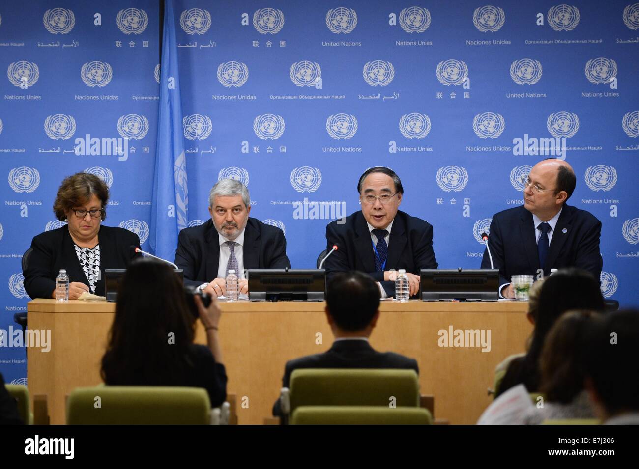 New York, la sede delle Nazioni Unite a New York. Xviii Sep, 2014. Wu Hongbo (2R), ONU sotto-segretario generale per gli affari economici e sociali, parla nel corso di una conferenza stampa per il lancio di una relazione dal titolo "Lo stato del partenariato globale per lo sviluppo", presso la sede delle Nazioni Unite a New York il 7 settembre 18, 2014. Un nuovo rapporto delle Nazioni Unite qui rilasciato giovedì ha detto che non recapitati gli impegni di aiuto dai paesi industrializzati frenano i progressi su otto anti-povertà bersagli noti come gli Obiettivi di Sviluppo del Millennio (OSM). Credito: Niu Xiaolei/Xinhua/Alamy Live News Foto Stock